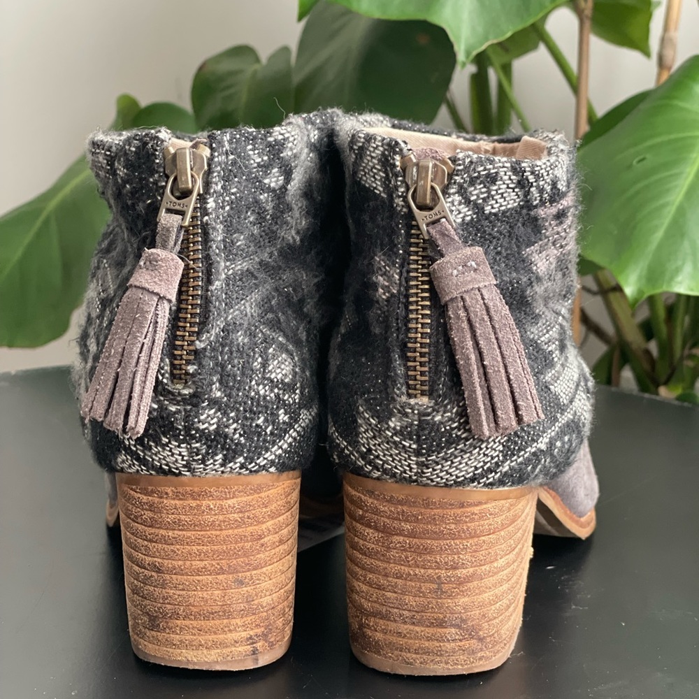 Toms Leila Aztec Print Gray Suede Heel Ankle Booties Sz 8 - Picture 8 of 8